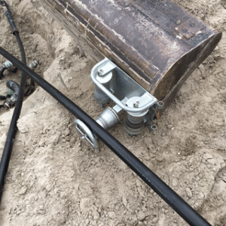 SMARTFLEX_RE_TUBING_DN_40_HOLLAND_Nieuwegein-pipe-exiting-tank-side-&-guiding-rollers.gif